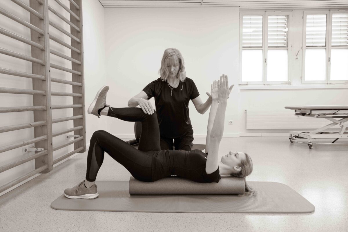 patientin-therapeutin-bodenuebung-physiouno-riehen