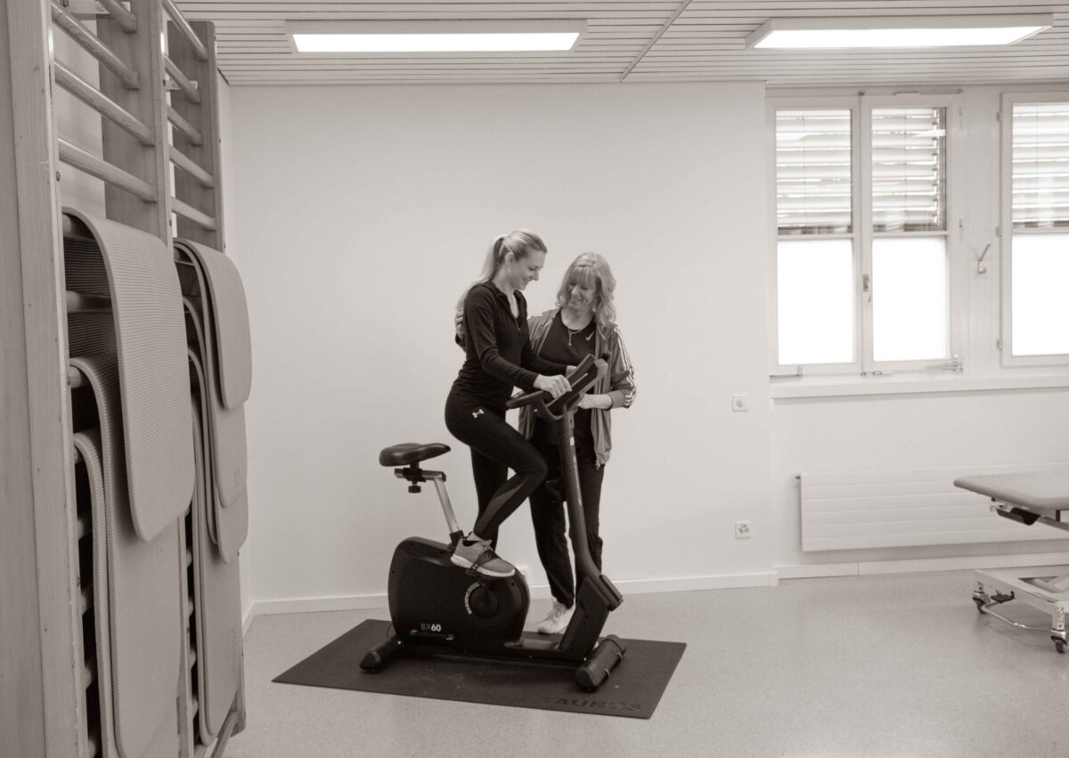 patientin-therapeutin-indoor-velo-physiouno-riehen