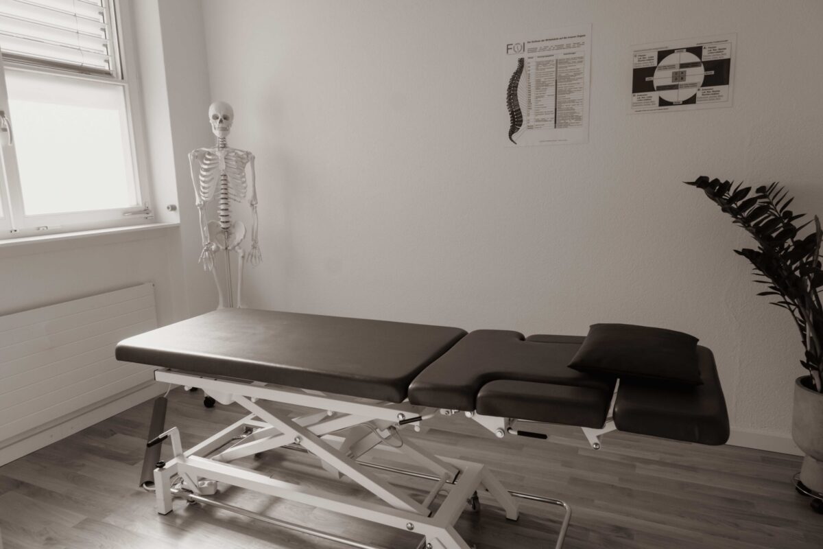 physio-behaundlungsraum-liege-physiouno-riehen-sepia