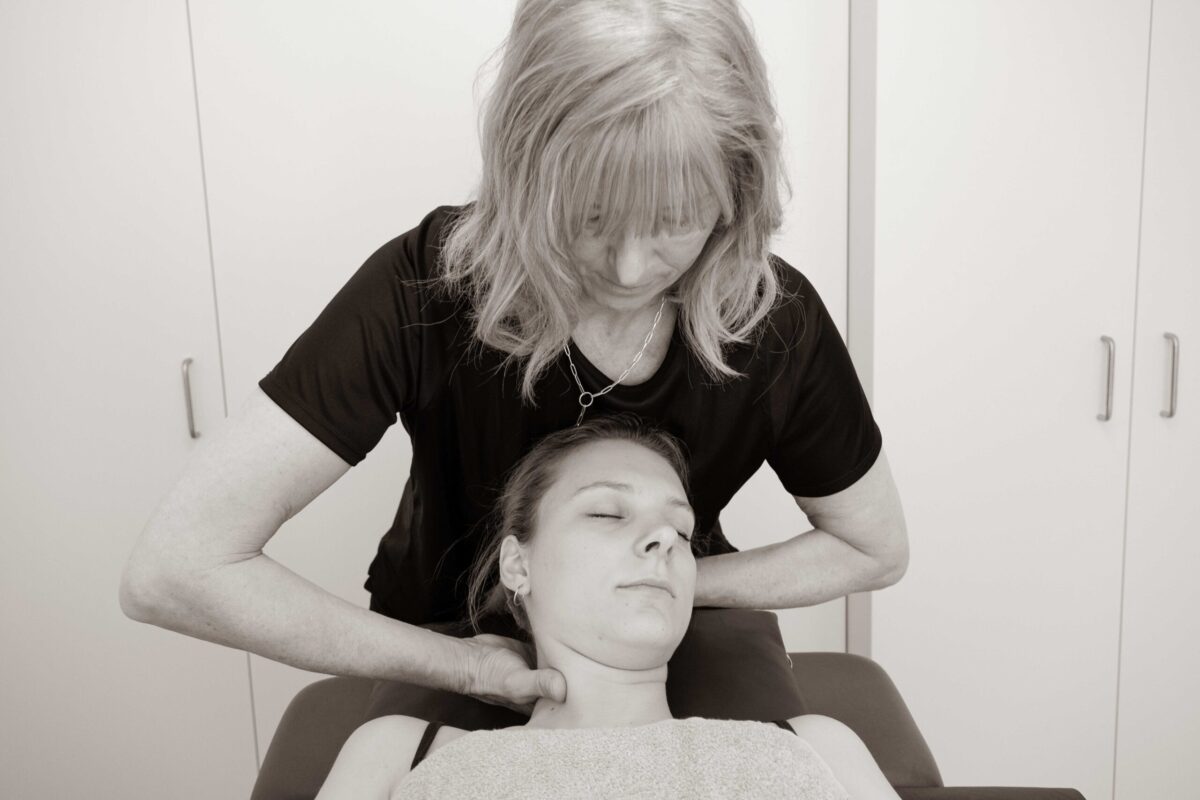 physio-nacken-behandlung-physiouno-riehen