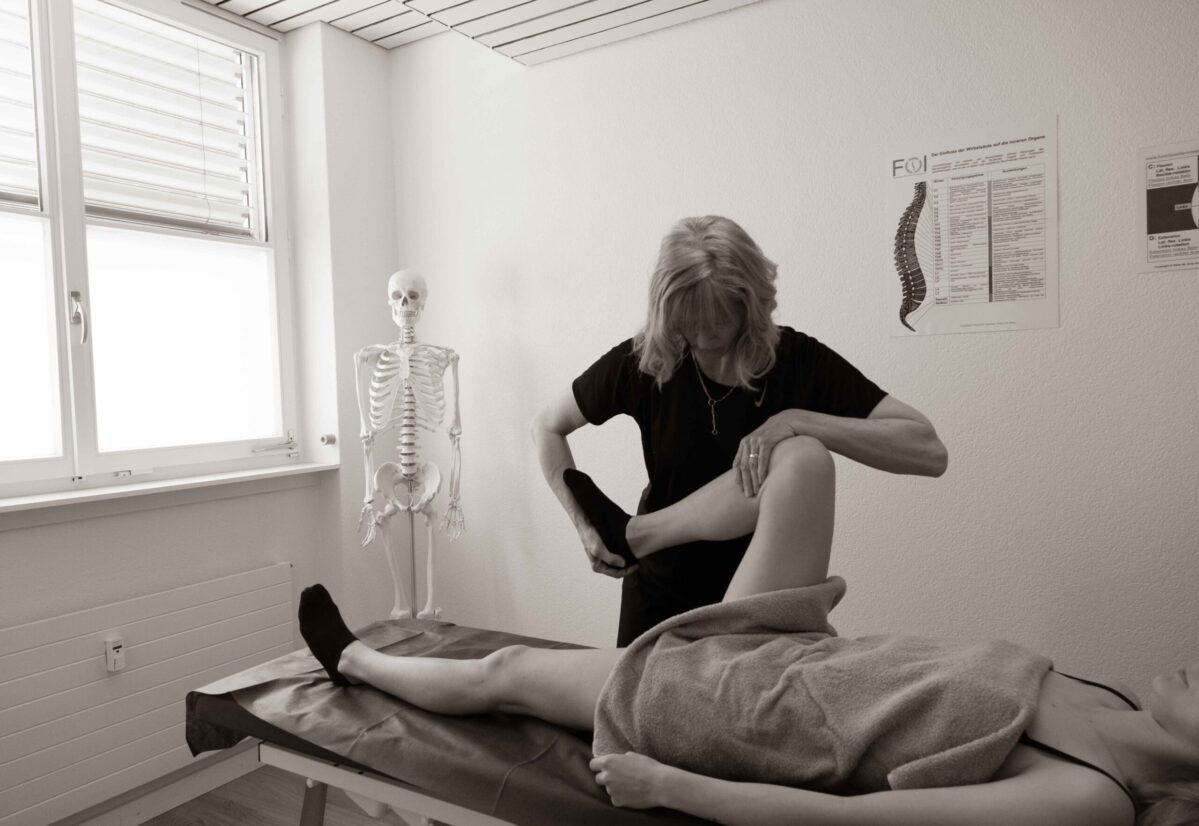 physiotherapie-bein-physiouno-riehen-sepia