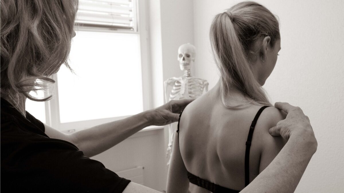 physiotherapie-ruecken-physiouno-riehen-sepia