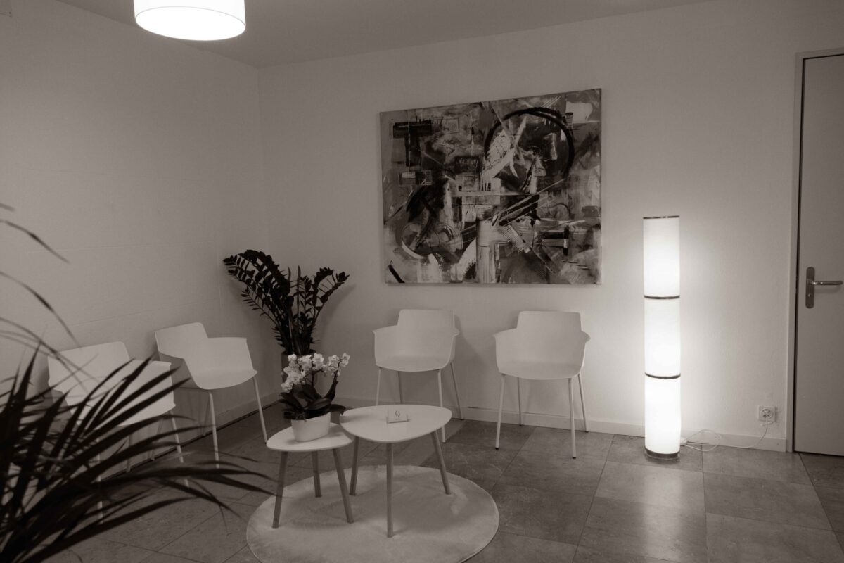 wartezimmer-physiotherapie-physiouno-riehen-sepia